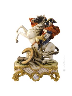 NAPOLEONE ATTRAVERSA LE ALPI Statuetta statuina figura porcellana Capodimonte fatto a mano Made in Italy