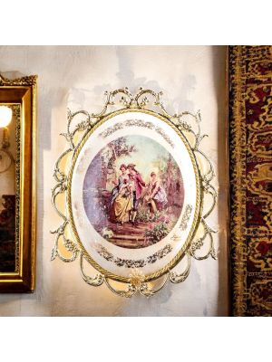 Medaglione in ceramica con decorazioni di dame e cavaliere, dettagli dorati, fatto a mano.