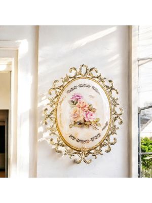 Medaglione in pregiata ceramica con eleganti decorazioni floreali e dettagli dorati, fatto a mano.