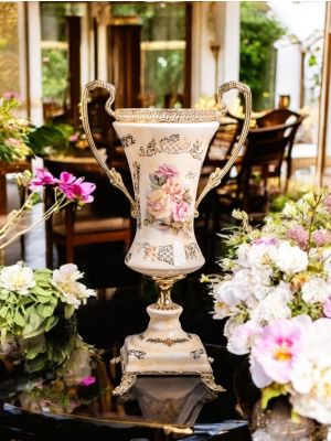 Vaso in ceramica pregiata, decorato con fiori e dettagli dorati, realizzato a mano.