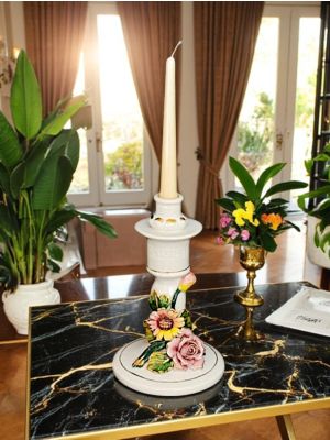 Candeliere in ceramica artistica, decorato con fiori e dettagli dorati, realizzato a mano.