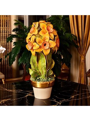 Pianta in ceramica artistica decorata con narcisi e dettagli dorati, realizzata interamente a mano.