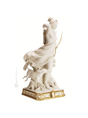 DIANA A CACCIA Statuetta statuina figura porcellana Capodimonte fatto a mano Made in Italy