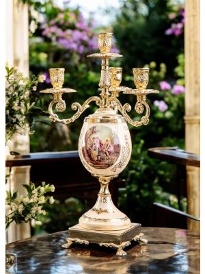 Candelabro 4 fiamme in pregiata ceramica, con dame e cavaliere, decorazioni oro, fatto a mano.