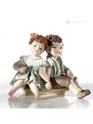 AMICI Statuetta Capodimonte, bellezza unica in porcellana pregiata.