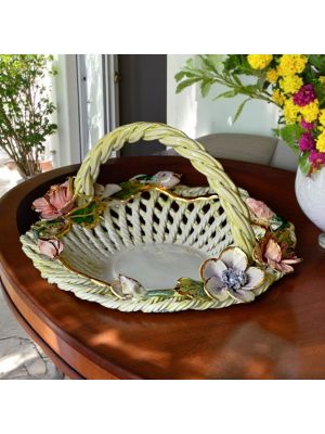 Centrotavola in ceramica, impreziosito da fiori e dettagli dorati, realizzato completamente a mano.
