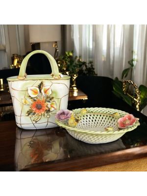 Centrotavola, cesto con borsa in ceramica, ornati con fiori e rifiniture dorate, realizzato a mano.