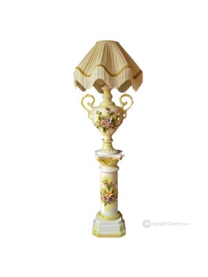 Lampada da tavolo con colonna in ceramica stile barocco, decorate con fiori e dettagli in oro
