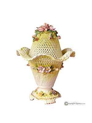 Lampada da tavolo in ceramica artistica pregiata, decorata con fiori e dettagli in oro, fatta a mano