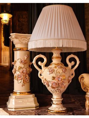 Elegante lampada da tavolo con colonna in ceramica, piantana con decorazione rose, oro e cristalli