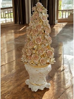 Lampada da terra in ceramica, arricchita da rose, cristalli Swarovski e raffinati dettagli dorati.  