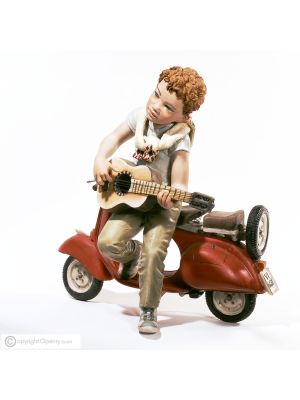 DYLAN - Bambola in porcellana Capodimonte, dettagli delicati e raffinati.