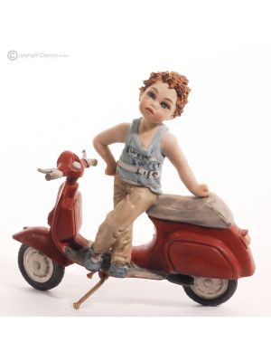 GEGE - Statuetta su vespa, porcellana Capodimonte, stile italiano unico.