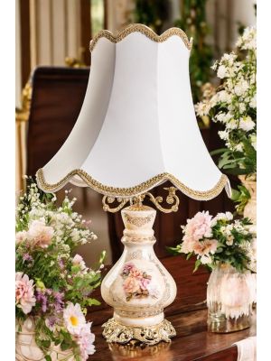 Lampada in ceramica pregiata con eleganti decorazioni floreali ed oro, realizzata a mano.