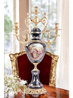 Candelabro 4 fiamme con dama e cavaliere in ceramica superiore, con decorazioni in oro, fatto  a mano.