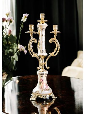 Candelabro 4 fiamme in pregiata ceramica, con eleganti decorazioni floreali ed oro, fatto a mano.