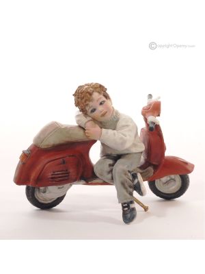 NININ - Porcellana Capodimonte, figura in vespa, eleganza italiana.