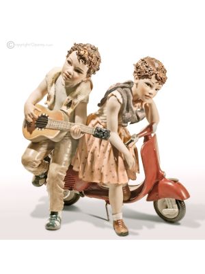 SULLA STRADA - Capodimonte statuetta su scooter, bellezza artigianale pura.