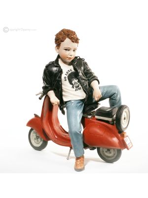 RINGO - Dettagli minuziosi, bambola Capodimonte su vespa colorata.