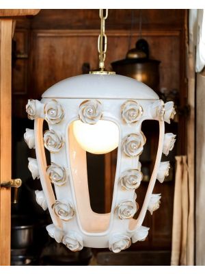 Lampadario a sospensione in ceramica, adornato con rose, cristalli Swarovski e dettagli dorati.