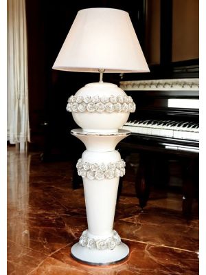 Lampada da tavolo con colonna in ceramica artistica, decorata con rose, cristalli e dettagli in platino