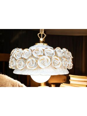 Lampadario a sospenione, in ceramica, decorato con rose, cristalli Swarovski ed oro, fatto a mano.