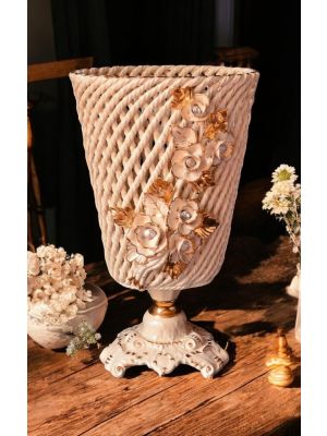 Vaso in ceramica pregiata, decorato con rose, cristalli Swarovski e dettagli oro, fatto a mano.