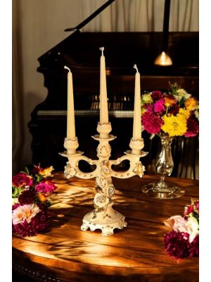 Candelabro in ceramica pregiata, decorato con rose, cristalli e dettagli dorati, fatto a mano.