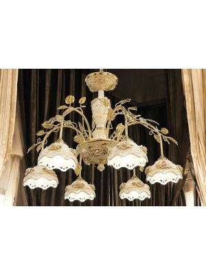 Lampadario a sospenione, in ceramica con 6 fiamme, decorato con rose, cristalli ed oro, fatto a mano.