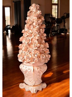 Lampada da terra, in ceramica, decorata con rose, cristalli Swarovski e dettagli in oro.
