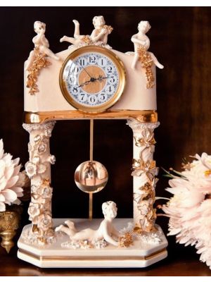 Orologio a pendolo con colonne e amorini, ceramica di elevato prestigio, fatto a mano.