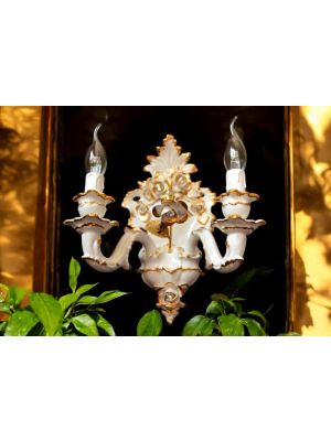 Lampadario da parete, in ceramica, decorato con rose, cristalli ed oro, fatto a mano.