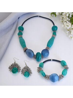 Parure raffinata con autentiche perle in vetro di Murano: collana, bracciale e orecchini.