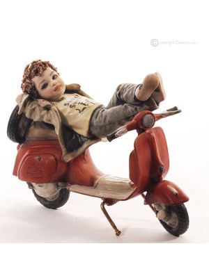 TOTO - Arte Capodimonte, figura su vespa, qualità senza tempo.