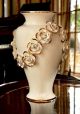 Vaso in ceramica di alta qualità, con rose, cristalli Swarovski e dettagli dorati.