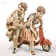 SULLA STRADA - Capodimonte statuetta su scooter, bellezza artigianale pura.