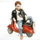 RINGO - Dettagli minuziosi, bambola Capodimonte su vespa colorata.