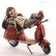 TOTO - Arte Capodimonte, figura su vespa, qualità senza tempo.